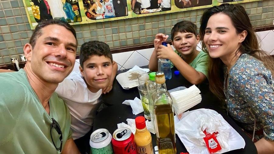 Marcos Buaiz, Wanessa Camargo e filhos comem sanduíche de mortadela no Mercadão de São Paulo - Reprodução/Instagram