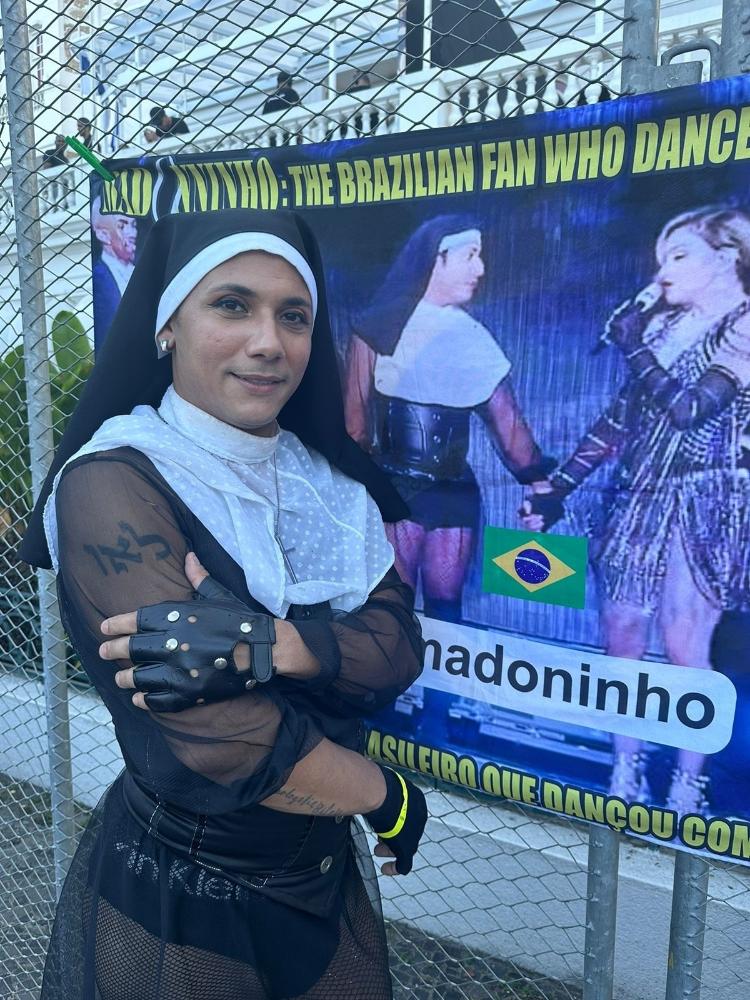 Look de fã de Madonna: vestido de freira, Madoninho também tem tatuagens iguais as de Madonna