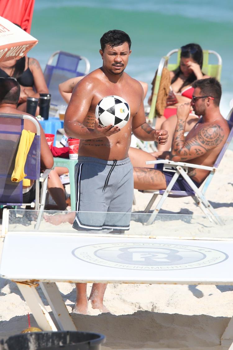Xamã joga uma partida de futmesa na praia Xamã joga uma partida de futmesa na praia