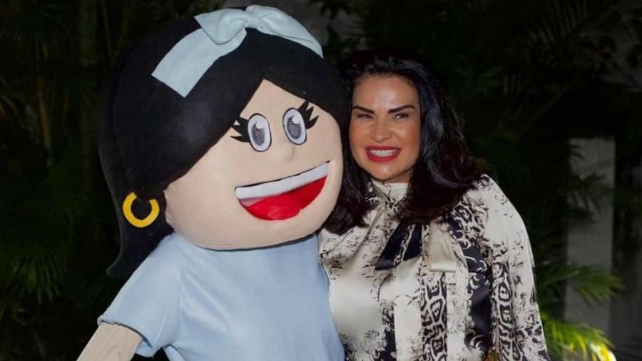 Solange Gomes ao lado da boneca Solzinha, sua nova marca infantil  - Divulgação