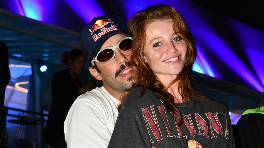 Pedro Scooby e Cintia Dicker receberam os filhos dele no Rio de Janeiro