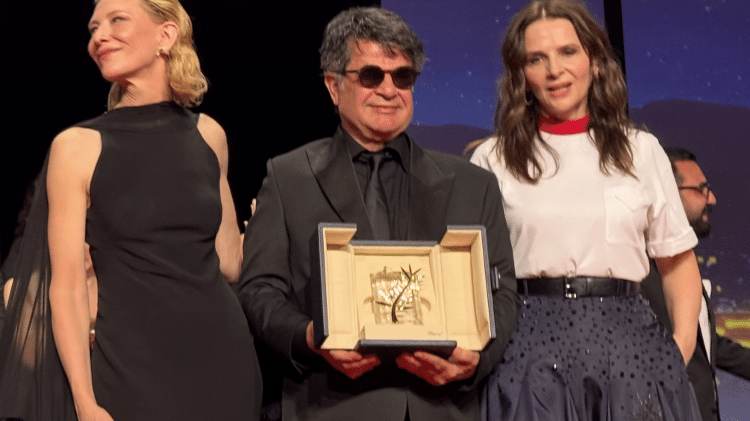 Cate Blanchett, o iraniano Jafar Panahi e a presidente do júri Juliette Binoche em Cannes 2025 Cate Blanchett, o iraniano Jafar Panahi e a presidente do júri Juliette Binoche em Cannes 2025