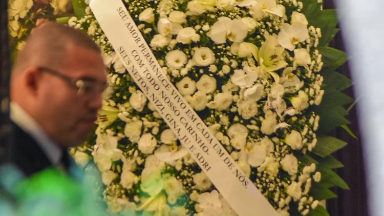 Netos de Francisco Cuoco mandam coroa de flores no velório do ator Netos de Francisco Cuoco mandam coroa de flores no velório do ator