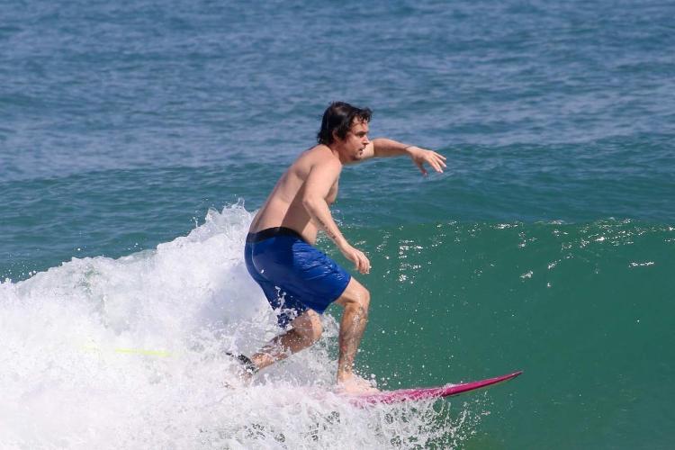 Felipe Dylon, galã dos anos 2000, mostra habilidades em ondas no Rio