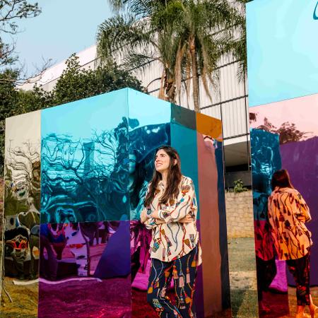 Flávia Junqueira em frente a obra em exposição do Parque Ibirapuera