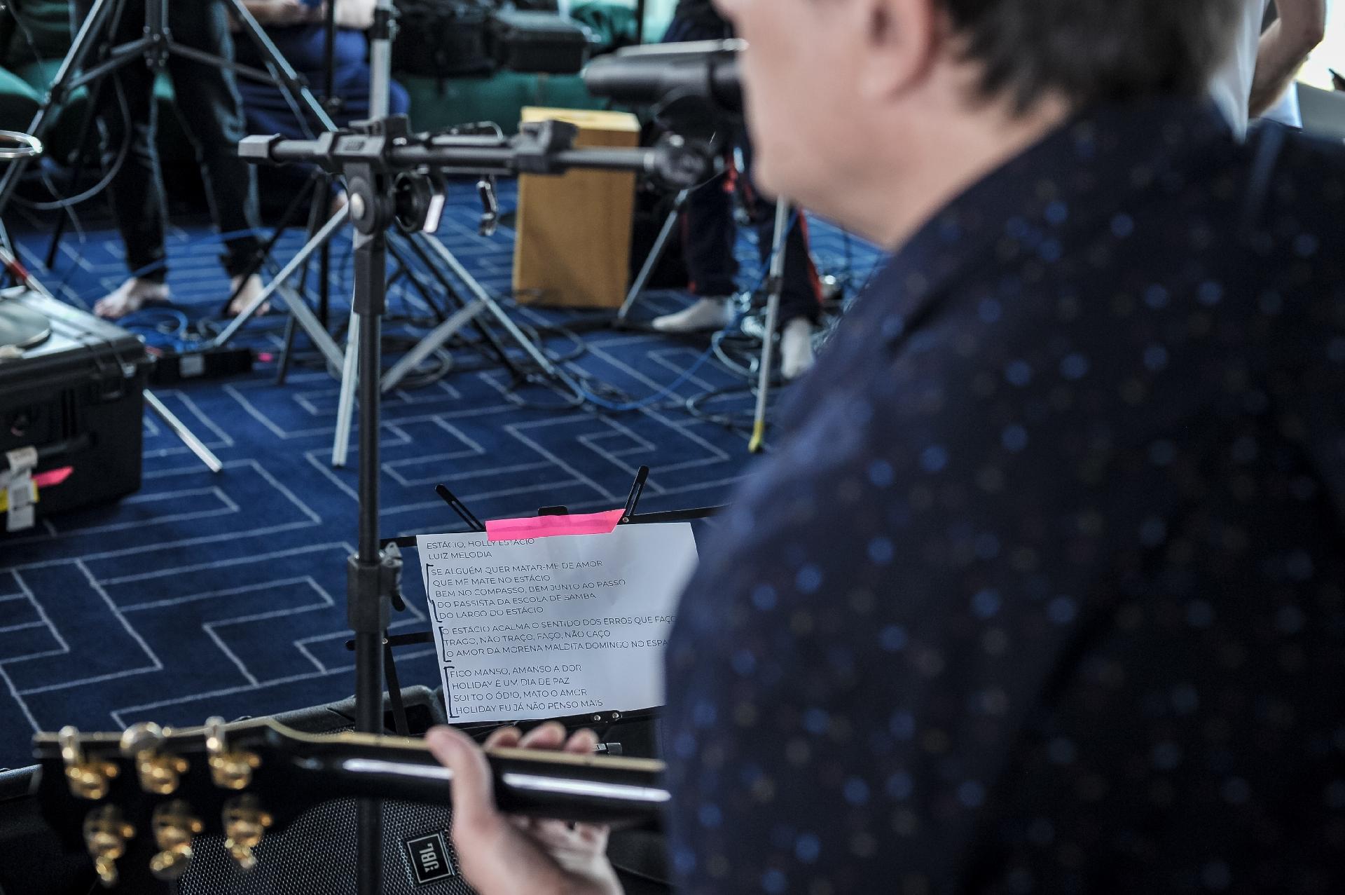 Samuel Rosa nos bastidores do 'Sai da Caixa', de Tiago Abravanel - Reinaldo Canato/UOL