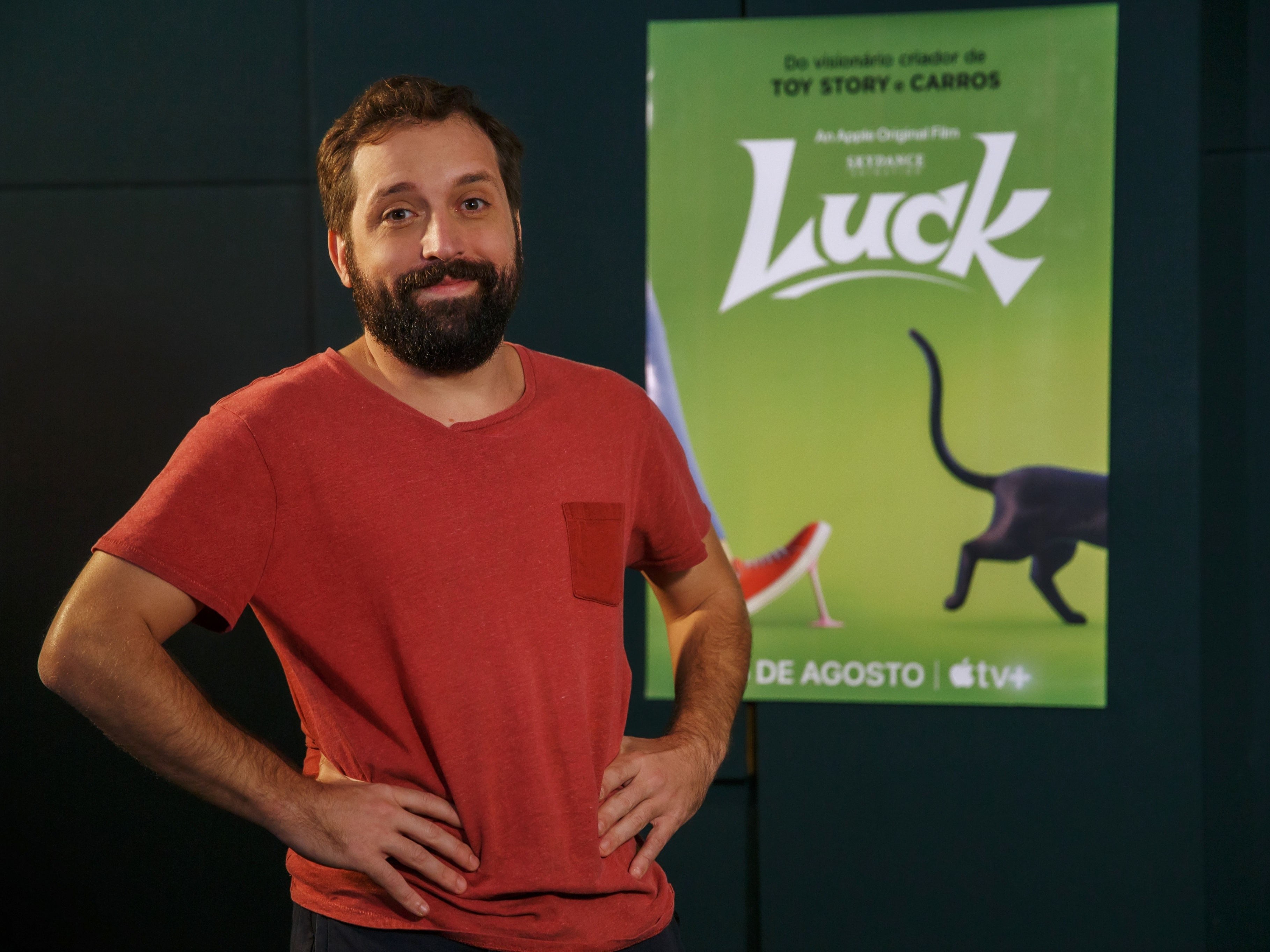 Gregório Duvivier dubla gato da sorte no trailer de Luck