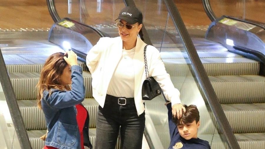 Juliana Paes durante passeio no shopping 