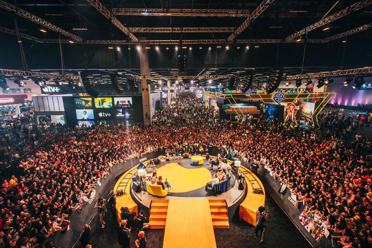 O público da CCXP se amontoou no sábado para acompanhar o elenco de 'Dexter: Pecado Original' no Palco Omelete, no Brasil O público da CCXP se amontoou no sábado para acompanhar o elenco de 'Dexter: Pecado Original' no Palco Omelete, no Brasil