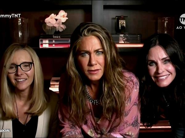 Lisa Kudrow, Jennifer Aniston e Courteney Cox, de 'Friends', se reuniram no Emmy