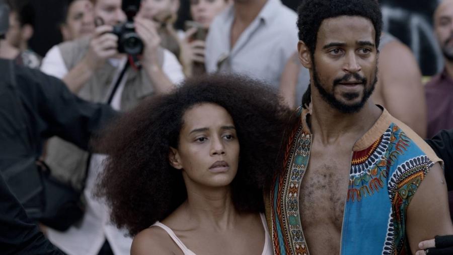 Alfred Enoch e Tais Araujo em cena de 'Medida Provisória'