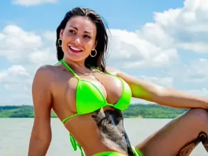 Andressa Urach rebate críticas após posar nua segurando Bíblia