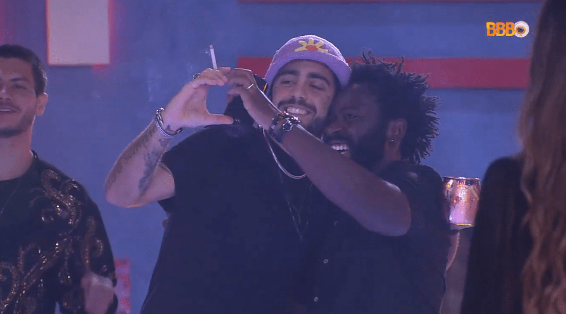 BBB 22: Pedro Scooby e Douglas Silva se abraçam na festa da líder Jade - Reprodução/Globoplay