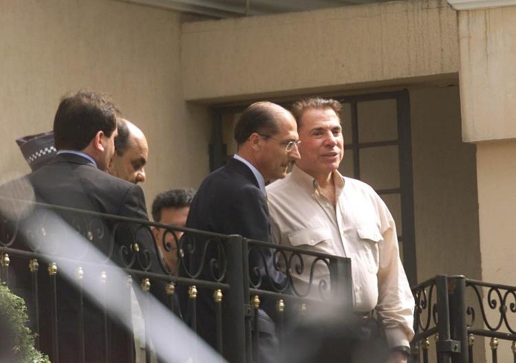 O então governador de São Paulo Geraldo Alckmin, o secretário de segurança do estado Marco Vinicio Petrelluzzi e Silvio Santos na frente de sua casa após ser feito de refém e libertado pelo sequestrador de Patrícia Abravanel