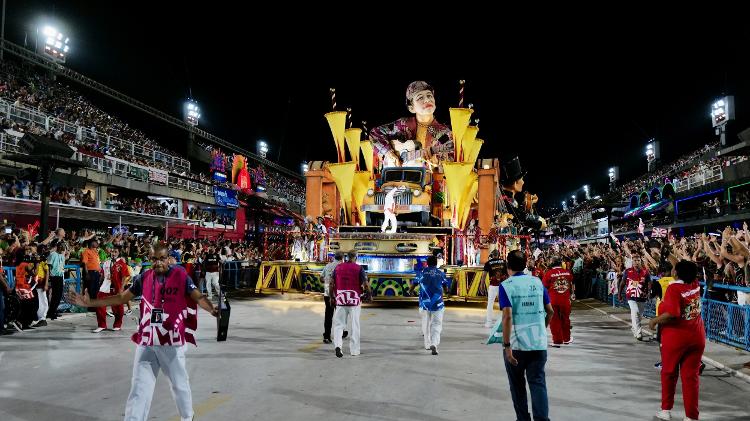 Porto da Pedra enfrentou buracos ao longo do desfile