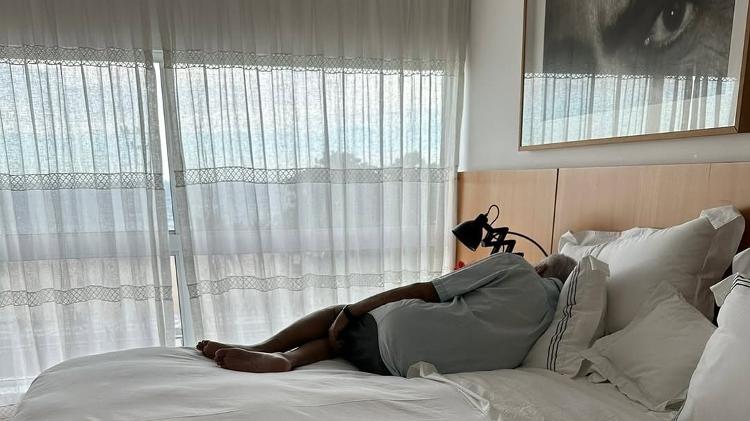 Gil ganhou cama de dono de hotel Gil ganhou cama de dono de hotel