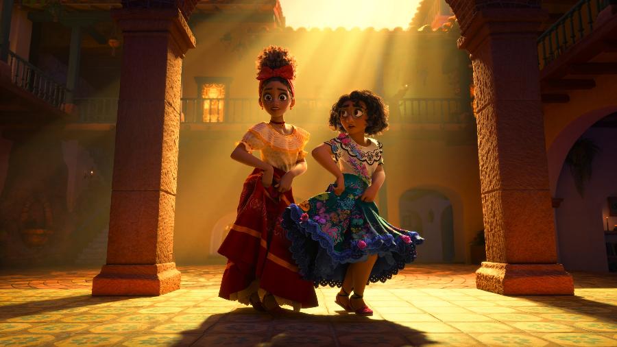 Dolores e Mirabel Madrigal, de "Encanto", em cena da canção "We Don"t Talk About Bruno" - Walt Disney Animation Studios/Divulgação