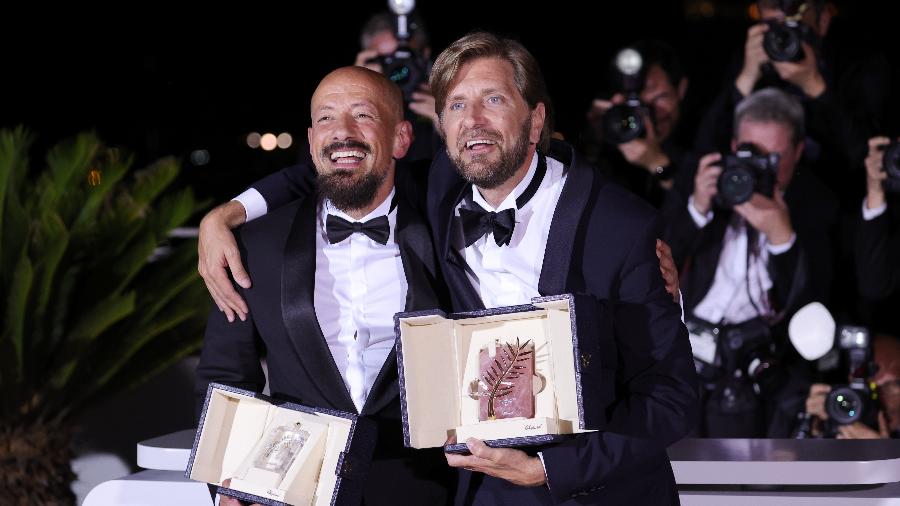 O diretor Ruben Östlund e o produtor Tarik Saleh celebram premiação em Cannes - John Phillips/Getty Images