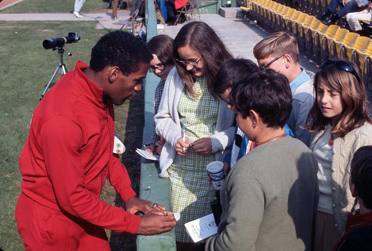 O.J. Simpson, nº 24 dos Trojans da Universidade do Sul da Califórnia, assina um autógrafo durante um evento de atletismo da faculdade da NCAA por volta de 1968 no Los Angeles Memorial Coliseum, em Los Angeles, Califórnia. de 1967-68. Simpson jogou futebol pela USC de 1967 a 1968