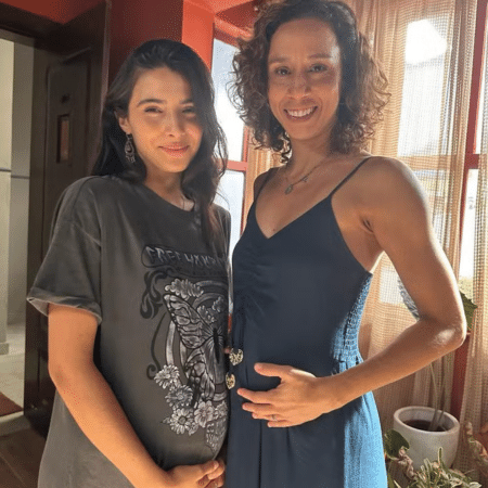 Ísis (Rayssa Bratillieri) e Adriana (Thalita Carauta) grávidas em 'Elas por Elas'