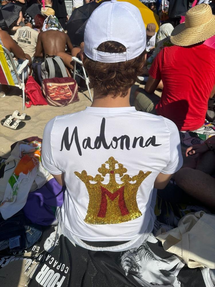Look fãs de Madonna: o colombiano Mauricio usou lantejoulas para compor roupa