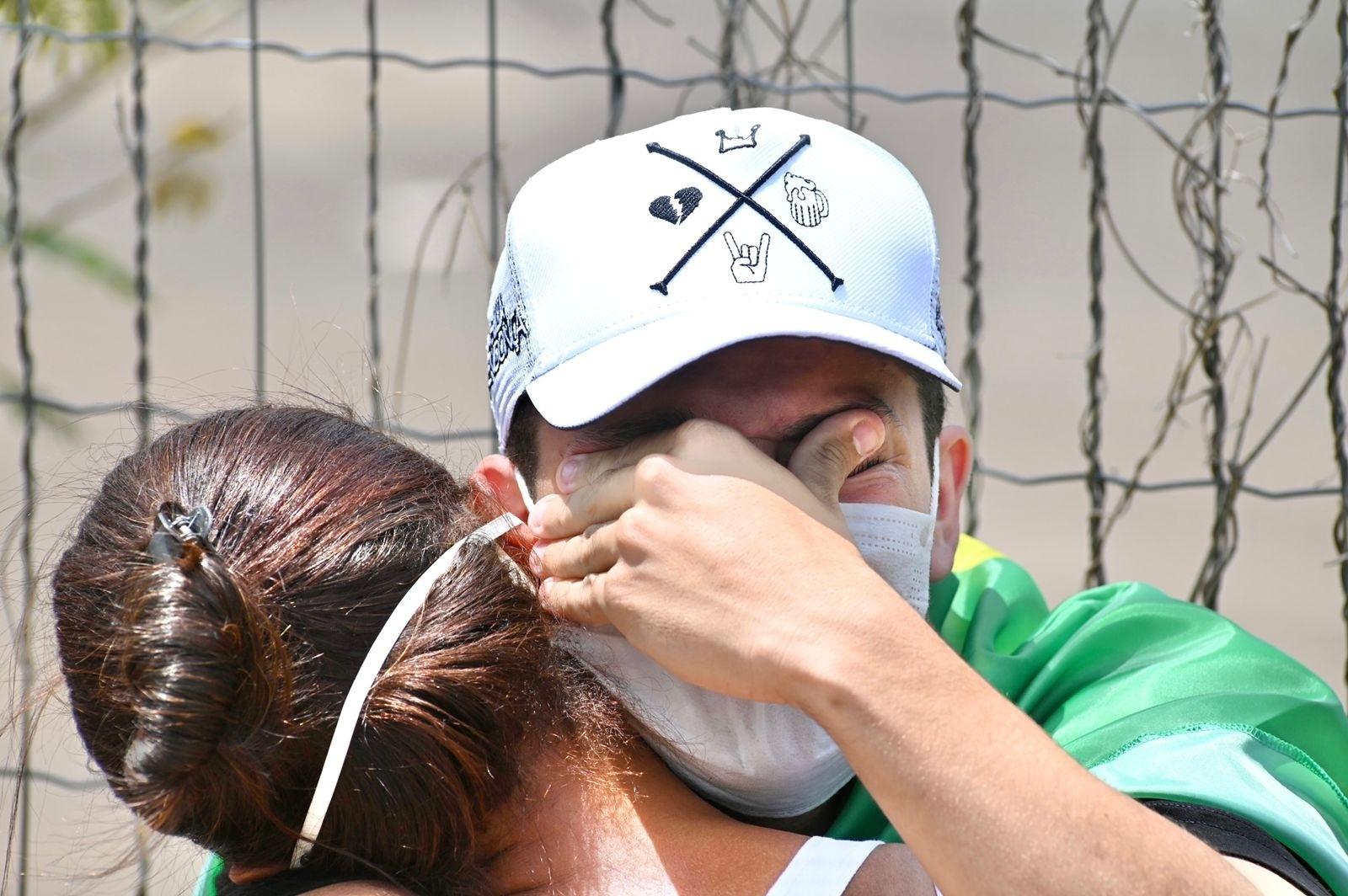 Fãs choram do lado de fora da Arena Goiânia, onde acontece o velório da cantora Marília Mendonça - Cristiano Borges e Júnior Guimarães/AgNews