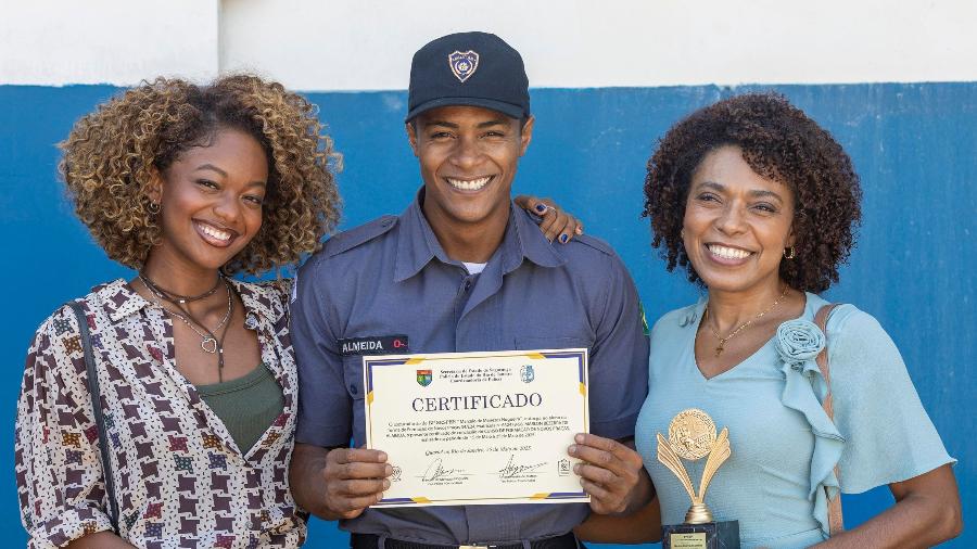 Dara (Cecília Chancez), Marlon (Humberto Morais) e Jussara (Vilma Melo) em "Dona de Mim" - Léo Rosário/Globo
