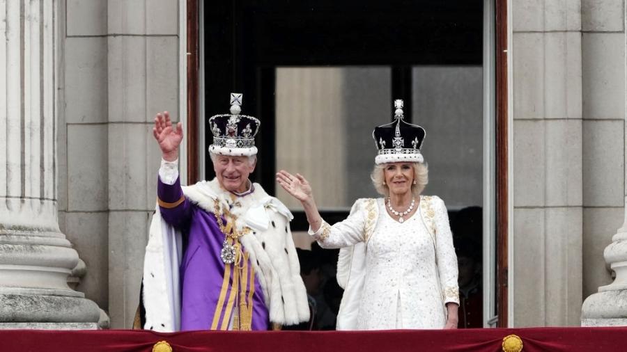 Rei Charles 3º e rainha Camilla acenam para o público após coroação - Getty Images