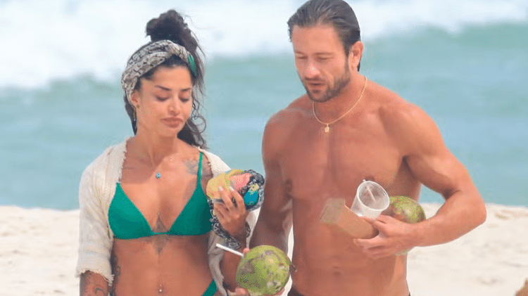 Aline Campos e o namorado na praia