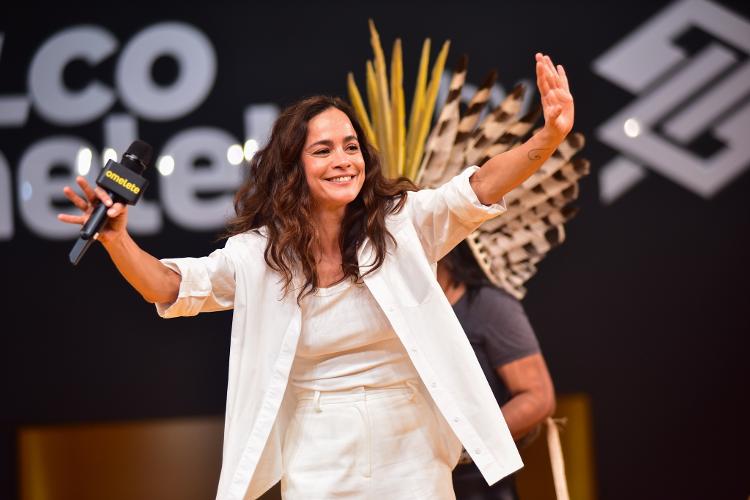 Alice Braga participa de painel no Palco Omelete, no segundo dia da CCXP 24