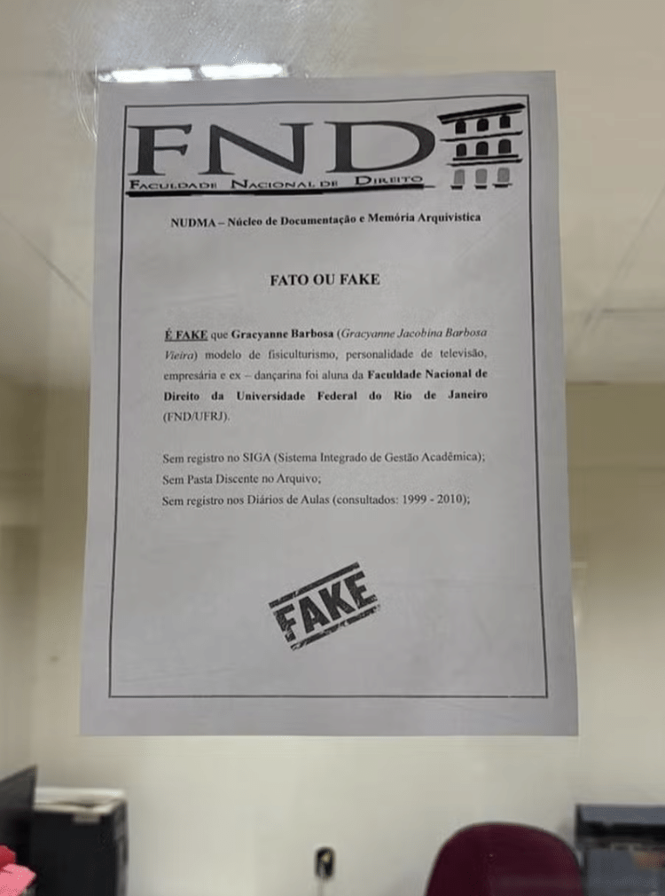 Cartaz acusa Gracyanne Barbosa de não ter cursado Direito na UFRJ Cartaz acusa Gracyanne Barbosa de não ter cursado Direito na UFRJ