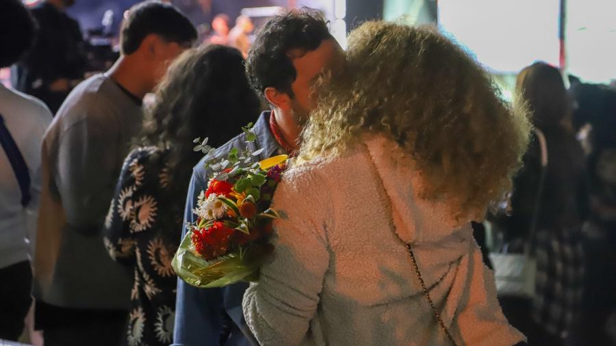 Allan Souza Lima beija mulher no Festival de Inverno do Rio