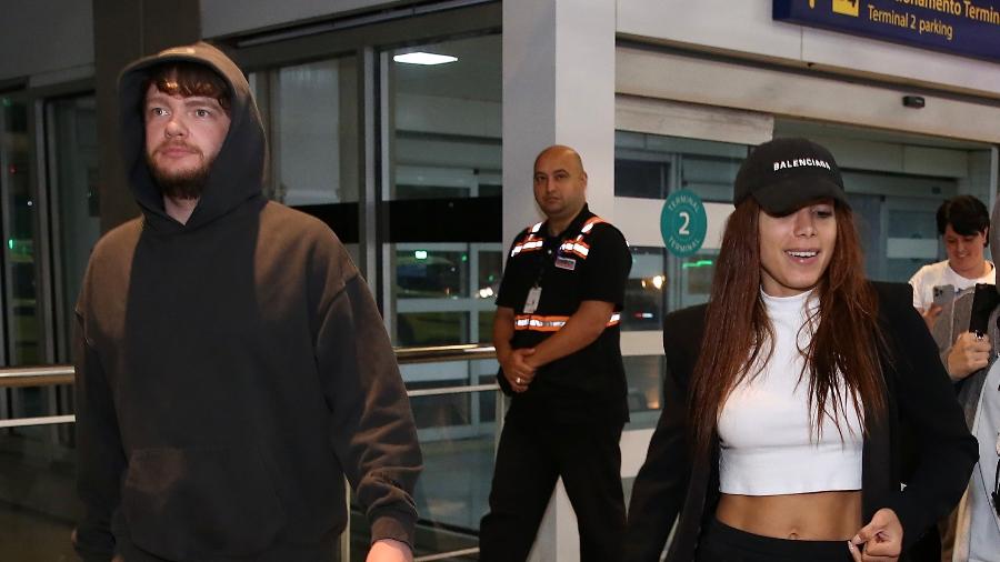 Anitta embarca com o novo namorado, Murda Beatz, em aeroporto no Rio
