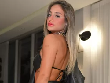 Bruna Griphao abaixa a calça e deixa marquinha de biquíni à mostra