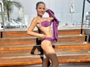 Maiara publica foto de biquíni na piscina e é elogiada: 'Barbie no chinelo'