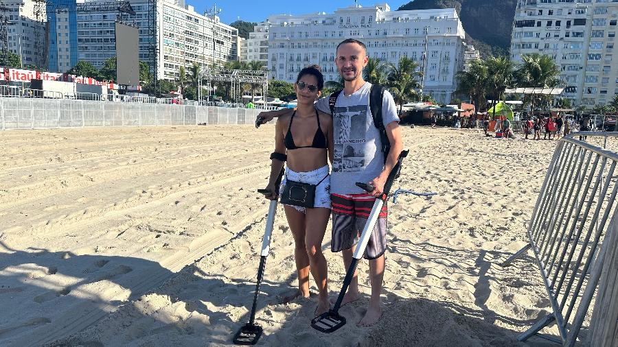 Edilson e Márcia investiram em detectores de metais para buscar joias deixadas em Copacabana