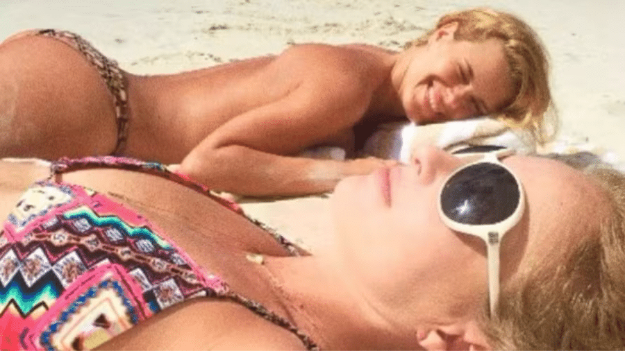 Carolina Dieckmann e Angélica na praia Carolina Dieckmann e Angélica na praia