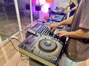 Todo mundo é DJ? Só Track Boa ensina segredos dos mixers e sintetizadores