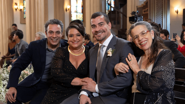 Ubaiara (Marcelo Médici), Leda (Grace Gianoukas), Júpiter (Thiago Martins) e Marieta (Cristina Pereira) em 'Família É Tudo'