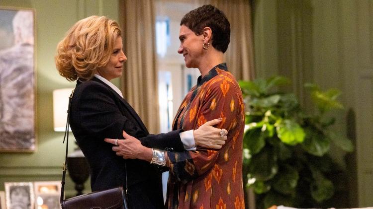 Odete Roitman (Debora Bloch) usa bolsa Valentino Garavani 9TO5 