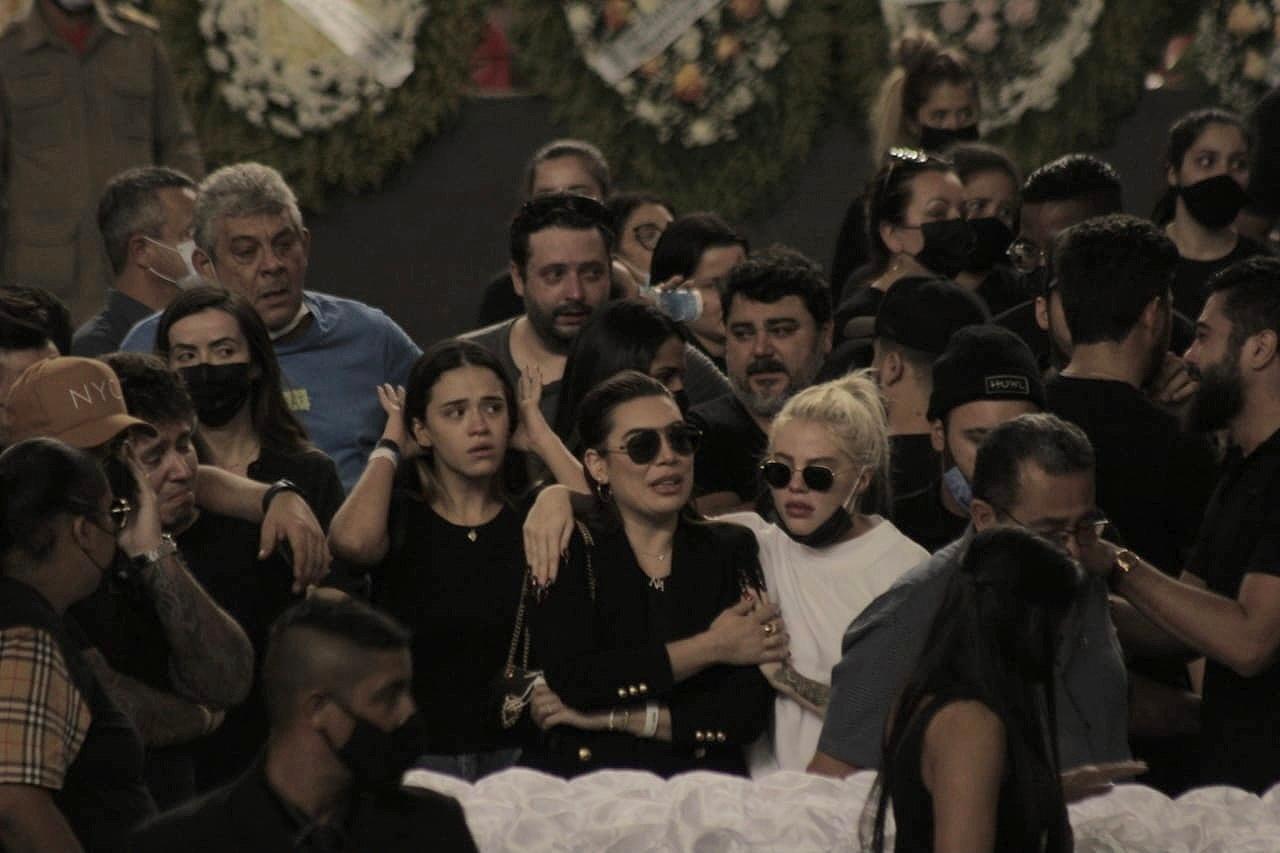Naiara Azevedo e Luísa Sonza choram abraçadas perto do corpo de Marília Mendonça - J. Lee/ Brazil News