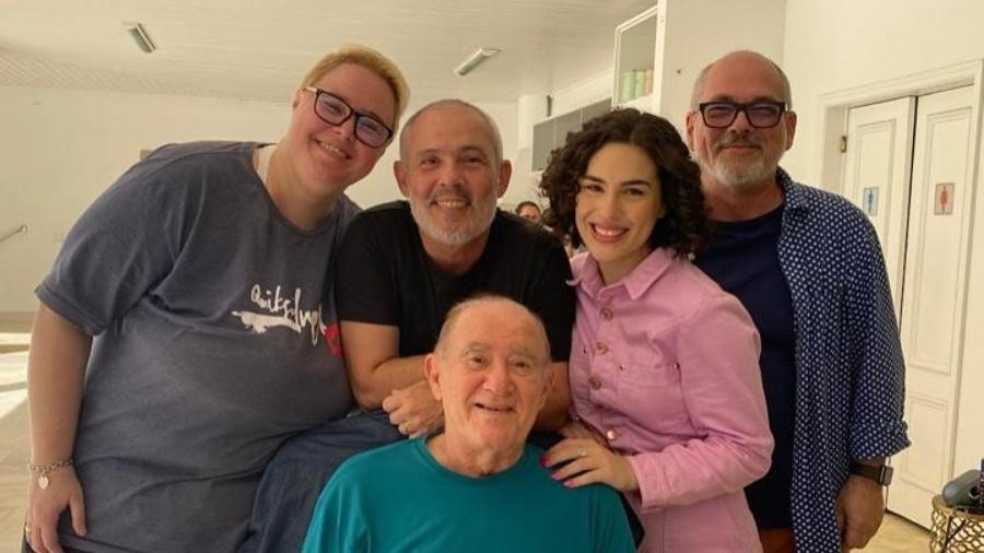 Esposa de Renato Aragão nega polêmica ao postar família reunida - Reprodução/Instagram
