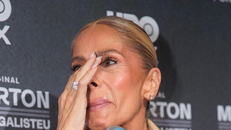 Adriane Galisteu chora em sessão para convidados de "Meu Ayrton por Adriane Galisteu"