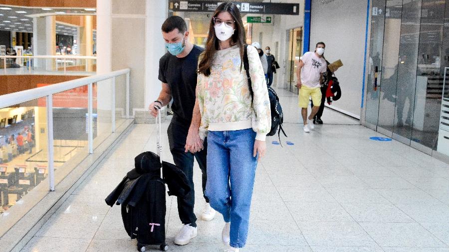 Camila Queiroz e Kleber Toledo embarcam no aeroporto Santos Dumont no Rio de Janeiro - Webert Belecio / AgNews