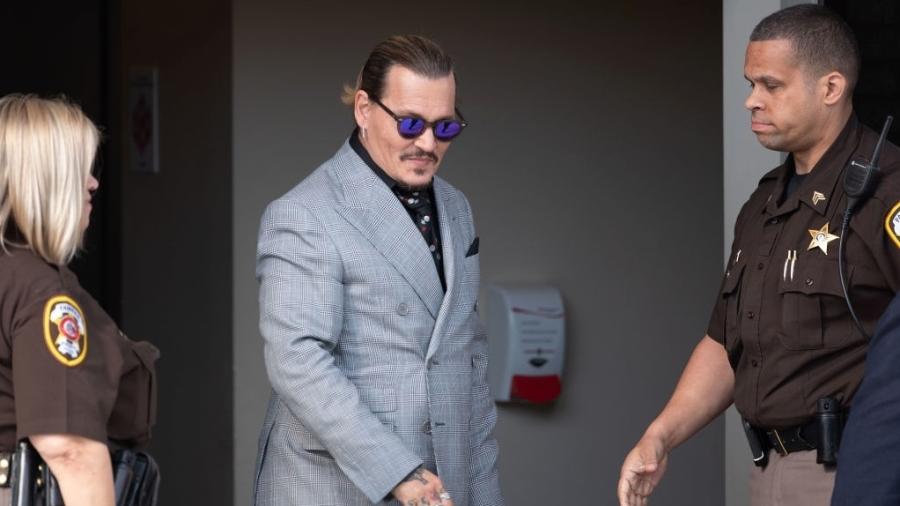 O ator Johnny Depp saindo do tribunal do condado de Fairfax, na Virgínia (EUA) - Consolidated News Pictures / Getty Images