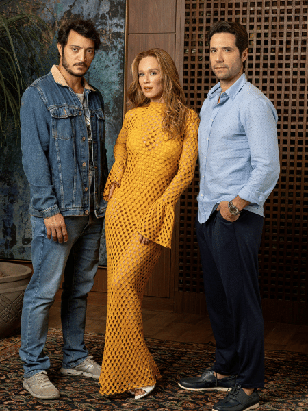 Guga  (Allan Souza Lima), Ísis (Mariana Ximenes) e Henrique (Antonio Saboia) em 'Mania de Você'