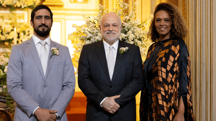 Tom (Renato Góes) com Ramón (Jayme Periard) e Nanda (Ana Carbatti) em 'Família É Tudo'