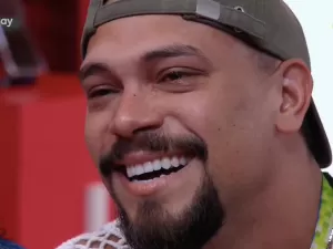 BBB 25: Vinícius chora ao ver a família no presente do Anjo