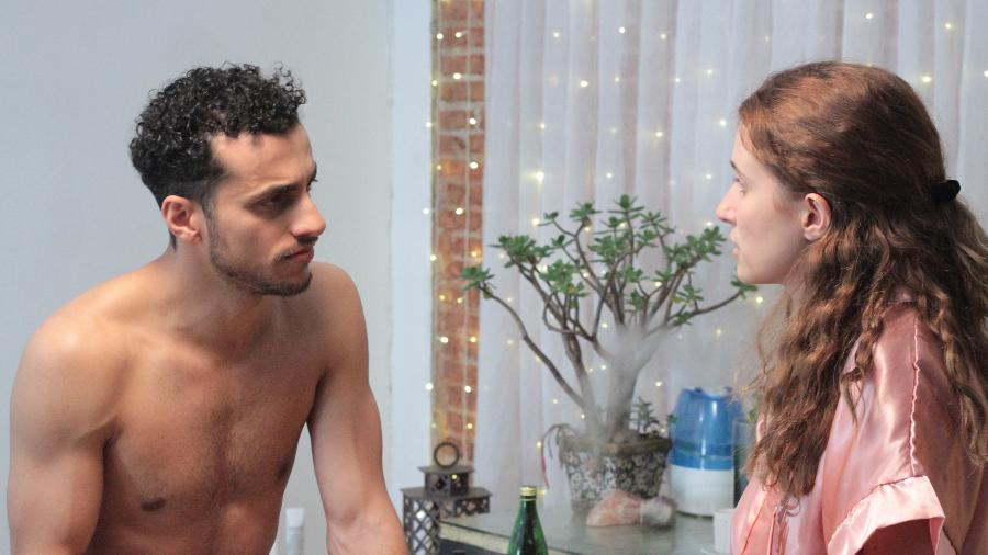 Ela escondeu que era virgem e chupou cliente em massagem Ela escondeu que era virgem e chupou cliente em massagem