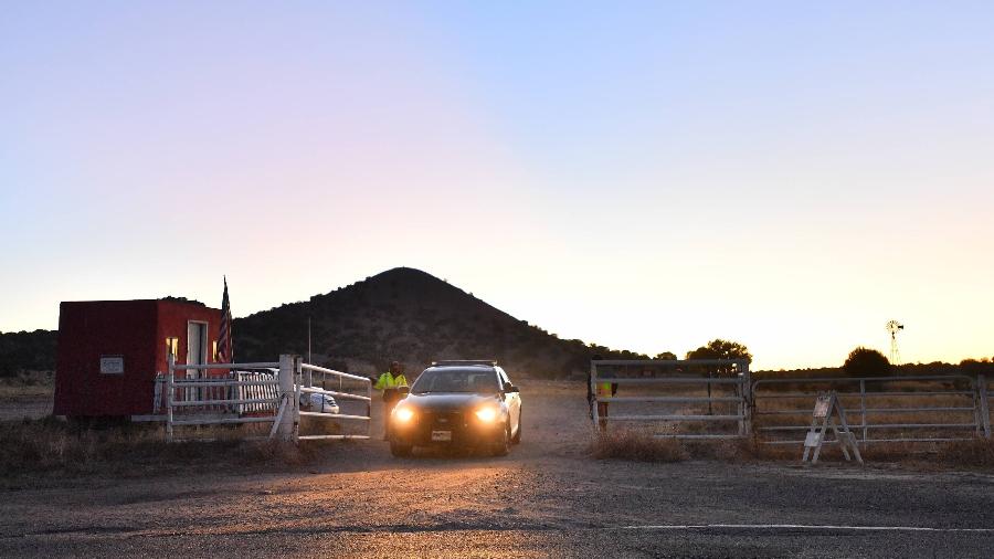 Carro do xerife do condado de Santa Fé deixa o Bonanza Creek Ranch, onde a diretora Halyna Hutchins foi morta em gravação de "Rust" - Sam Wasson/Getty Images